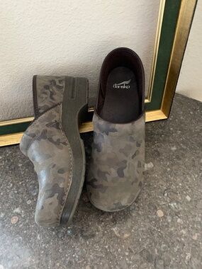 DANSKO NEW Camo leather closed clogs, sz 42